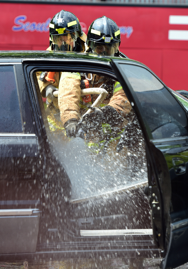 폭염 속 실전훈련하는 신임소방관12