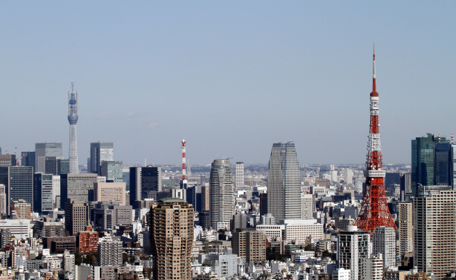 Tokyo_Tower_and_Tokyo_Sky_Tree_2011_January