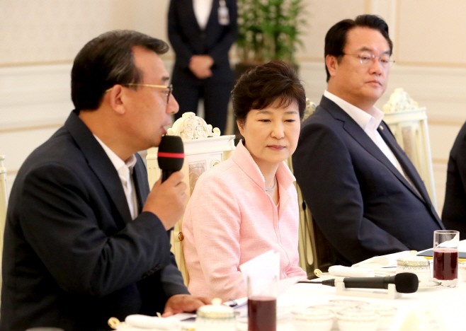이정현 대표 발언 경청하는 박 대통령