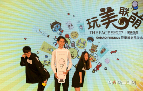 1.(왼쪽부터) 중국연예인 xuezhiqian, 왕홍의 제품소개