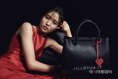 질스튜어트 액세서리 김태리 화보컷 이미지 (1)