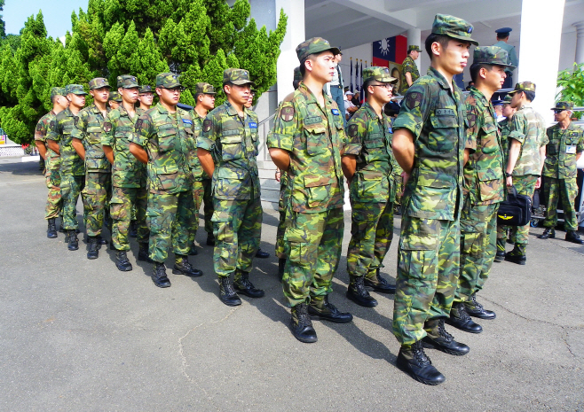 Soldiers_Stand_by_beside_Reviewing_Stand_20131012