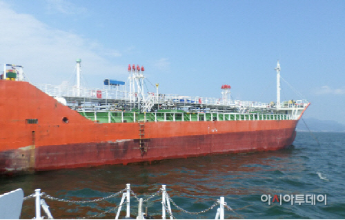 여수 오동도 해상 정박 화물선