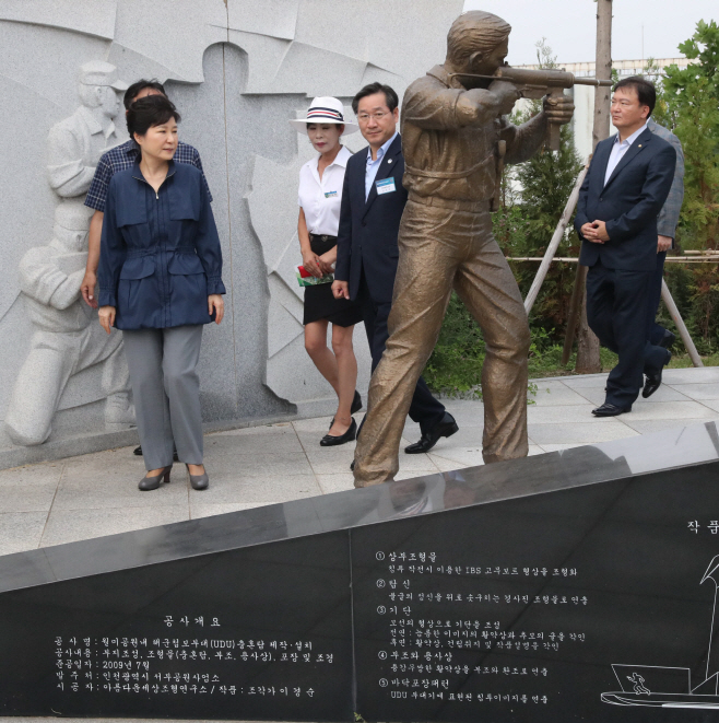 해군첩보부대 충혼탑 둘러보는 박 대통령