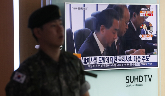 북한 미사일 시험발사 뉴스 시청하는 시민