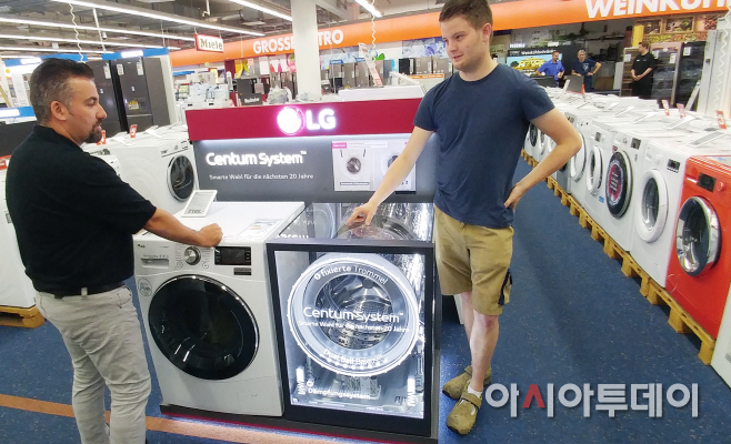 독일 가전매장에 전시된 LG전자 센텀시스템세탁기[0] (2)