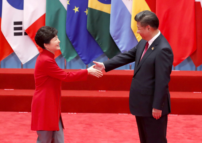 박 대통령과 시진핑 중국 국가주석 악수