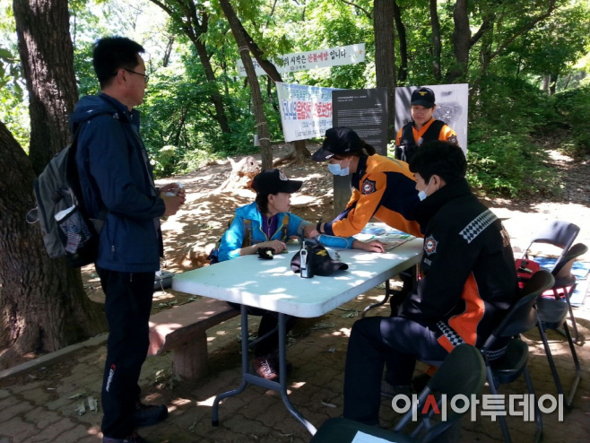 등산객들을 위해 혈압을 측정해주고 있다.