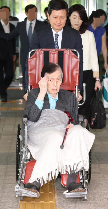 퇴원하는 신격호 회장