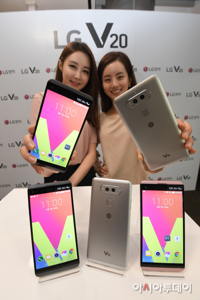 [포토] LG전자, ‘LG V20’ 스마트폰 공개 - 아시아투데이