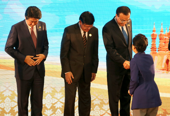 리커창 중국 총리와 인사하는 박 대통령