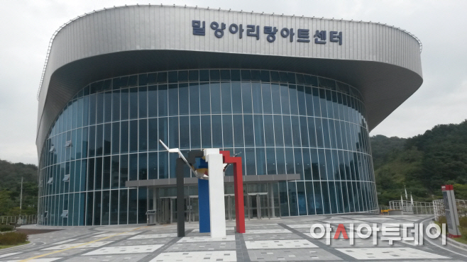 0907 밀양아리랑아트센터 개관에 '고향사랑'예술작품 기증