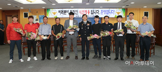 부산경찰, 곰내터널 유치원생 구조한 시민영웅에 감사패 전달