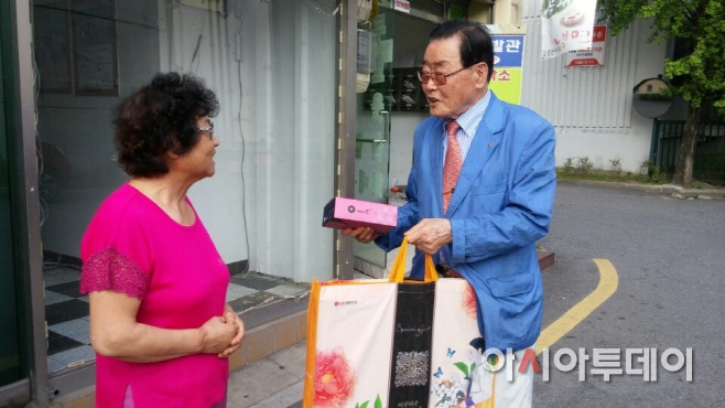 폐지줍는 어르신들에게 따뜻한 추석선물 상륙작전 전개 사진1