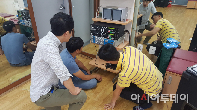 시설점검중인 용인문화재단 직원