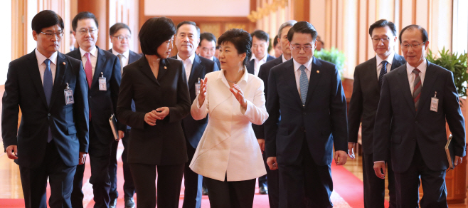 신임장관과 함께 국무회의 참석하는 박 대통령