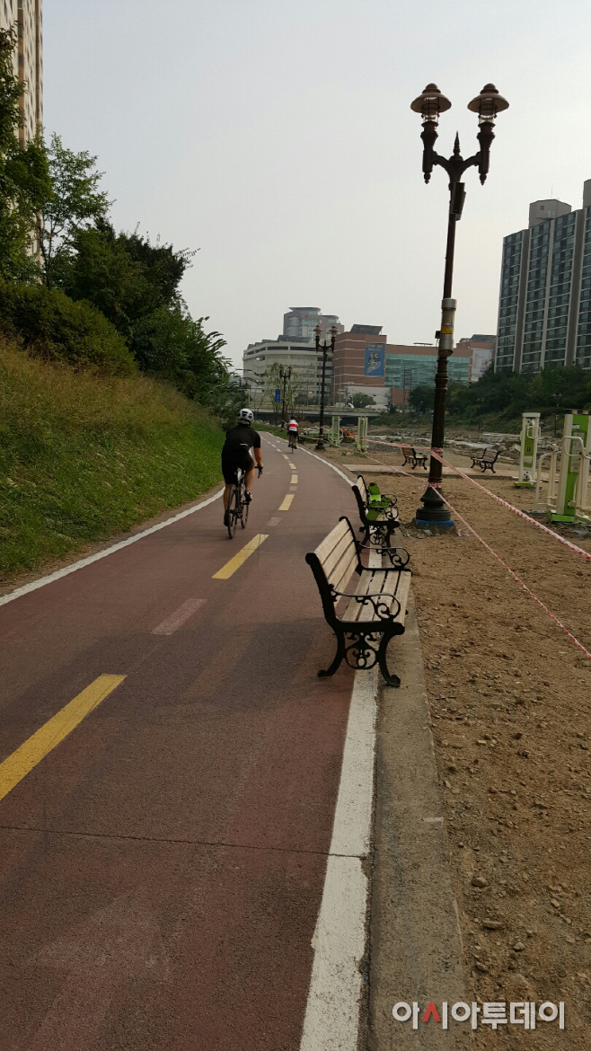 탄천변 자전거도로 벤치