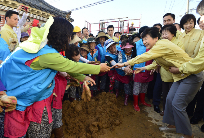 지진피해 마을 방문한 박 대통령