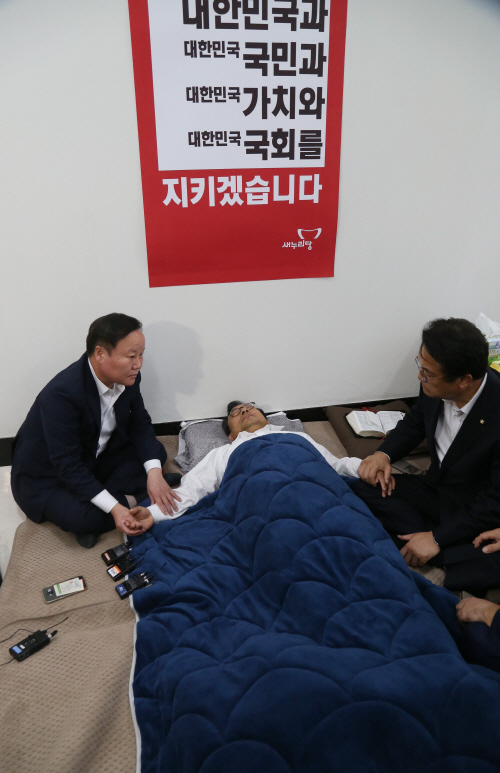 단식 중인 이정현 대표와 김재원 정무수석