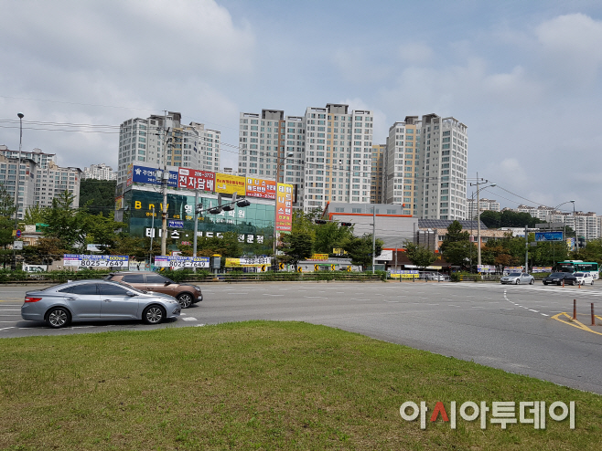불법현수막으로 몸살을  앓고 있는 용인시 도심