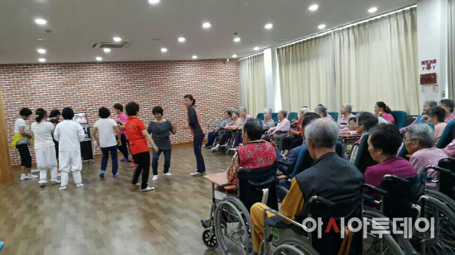 1004 상동면 빈지풍물단, 밀양시립노인요양원 나눔 봉사공연(1)