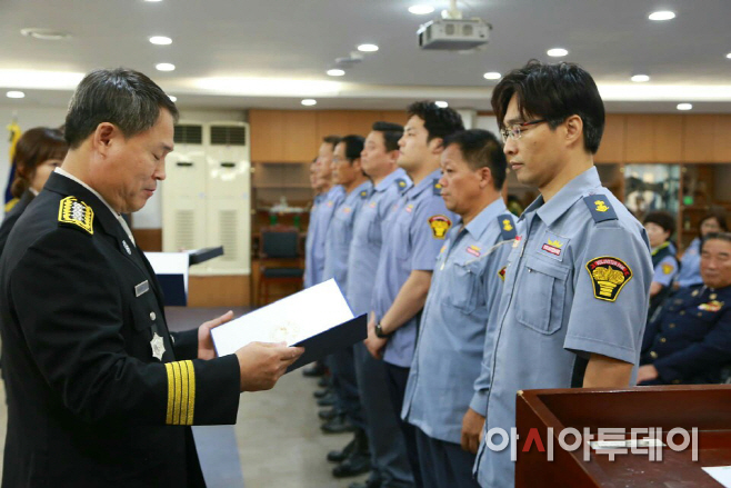 구리소방서장이 신임 의소대 간부 임명장