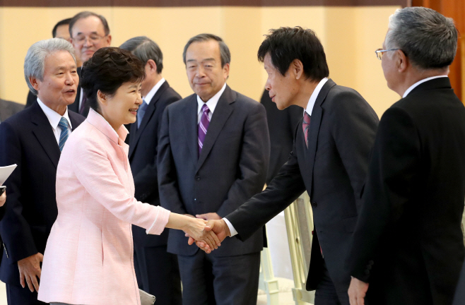 박 대통령, 일본 재계 대표단과 인사