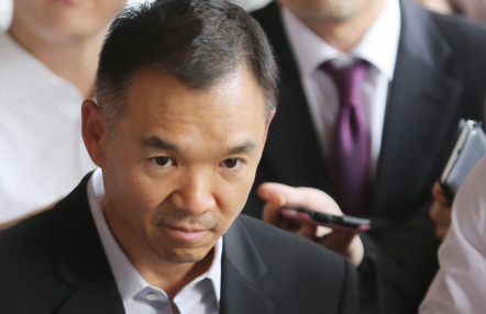 검찰 출석한 김정주 넥슨 회장<YONHAP NO-3305>