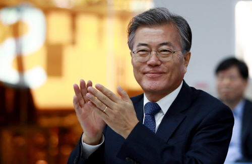 박수치는 문재인 전 대표