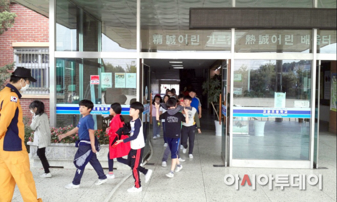 학생들이 건물 밖으로 대피하고 있다 (3)