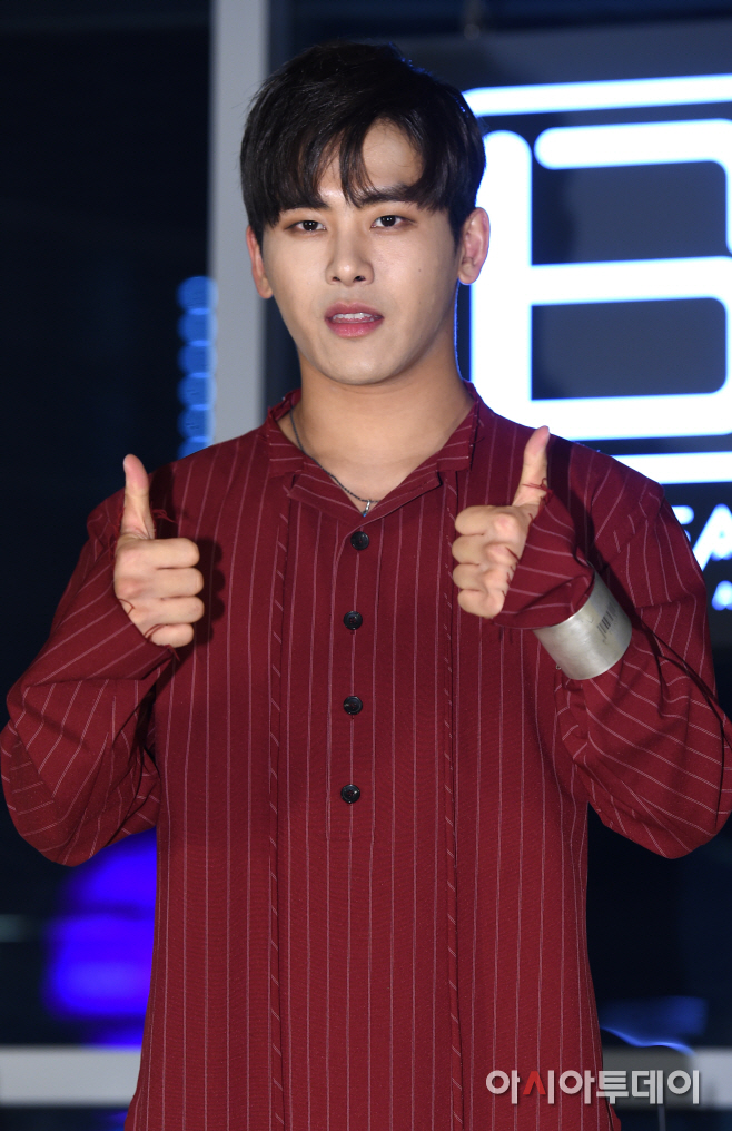 [포토]인피니트 호야 ‘엄지 엄지척!’ - 아시아투데이