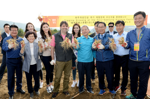 ‘파주개성인삼 캐기 체험’ 행사장을 깜짝 방문한 마크 리퍼트