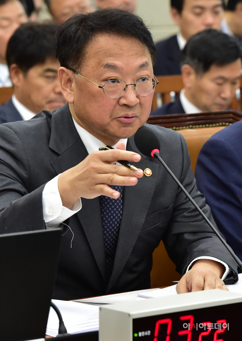 [포토] 유일호 경제부총리 '가계부채 대책효과 보고 DTI 조정 검토'