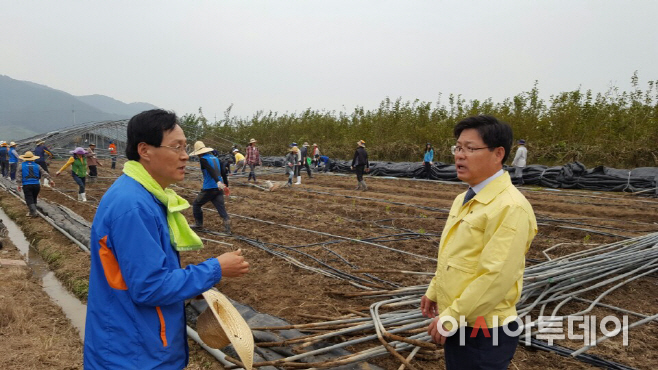 경남도청 공무원 태풍 피해복구 위해 밀양 찾아(2)