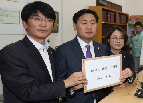 야3당, '박지원 공격' 김진태 윤리위 제소