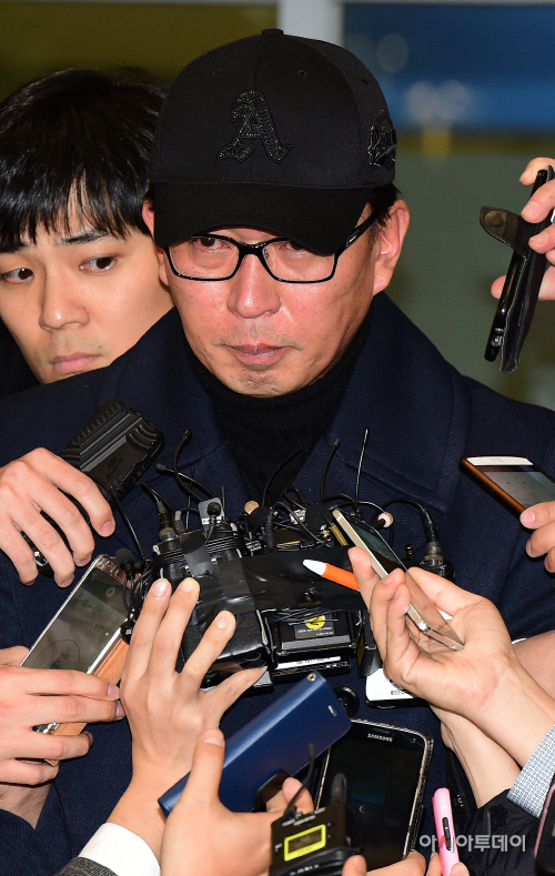 [포토] 고개숙인 '문화계 황태자'