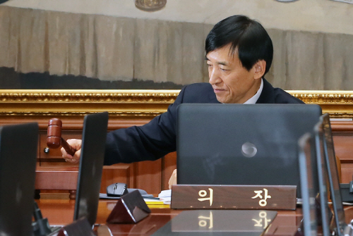 의사봉 두드리는 이주열 총재<YONHAP NO-0877>
