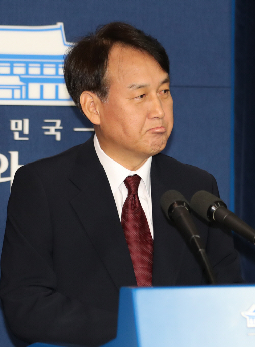 굳은 표정의 정연국 대변인