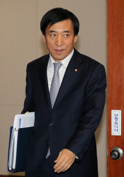 금통위 입장하는 이주열 총재<YONHAP NO-0873>
