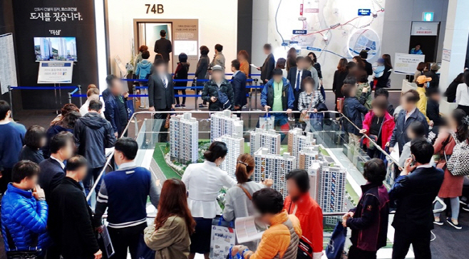 포스코건설 '관저 더샵 2차' 견본주택 몰린 인파