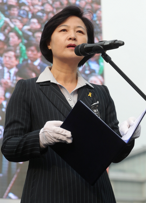 추모사하는 추미애 대표