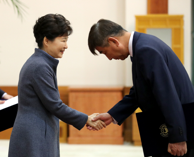 박 대통령, 최재경 민정수석에게 임명장 수여
