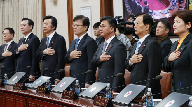국민의례하는 국무위원들