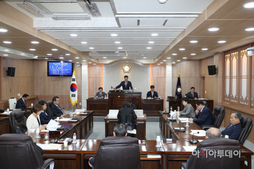 홍성군의회 회의 사진