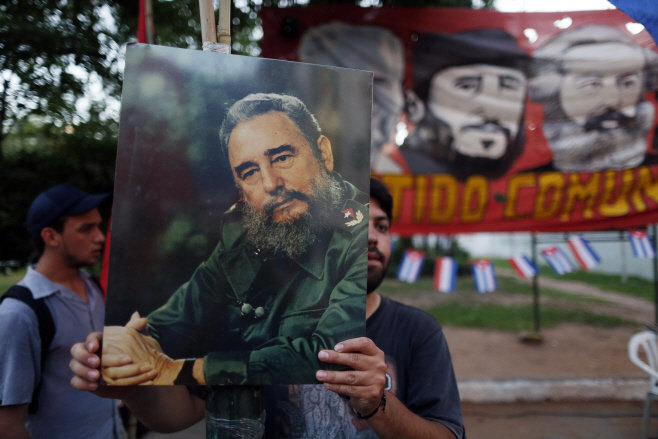 Paraguay Fidel Castro <YONHAP NO-0769> (AP)