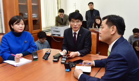 [포토] 야3당 원내수석부대표 '대통령 탄핵안-트검추보 추천 등 논의'