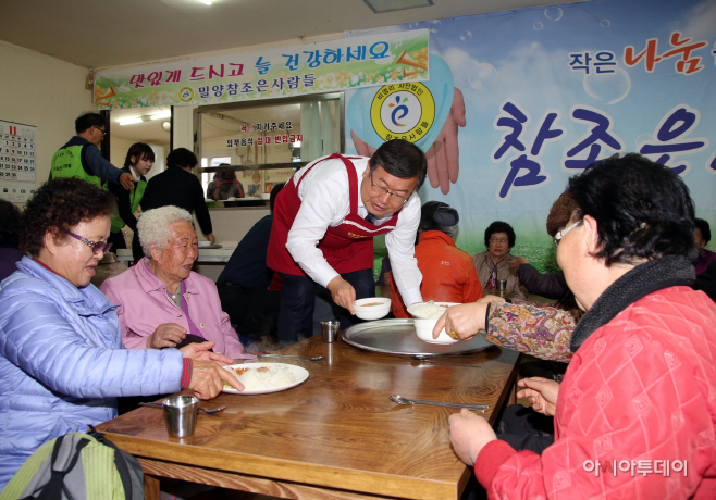 1130 박일호 밀양시장, 아랑무료급식소 찾아 격려(2)
