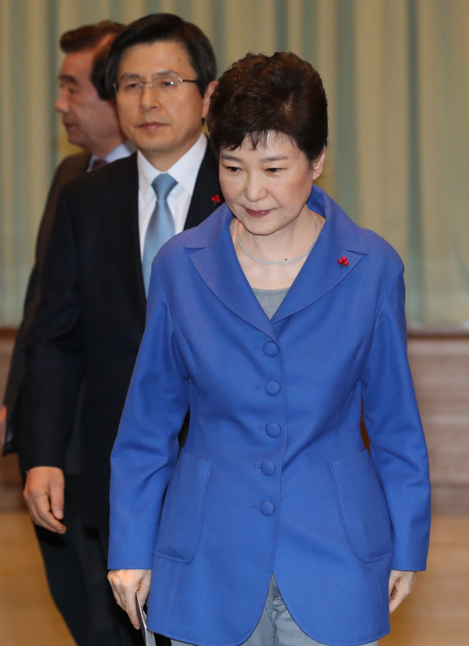 <탄핵가결> 박 대통령 국무위원 간담회 참석