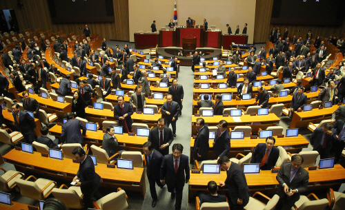 <탄핵가결> 본회의장 떠나는 새누리당 의원들