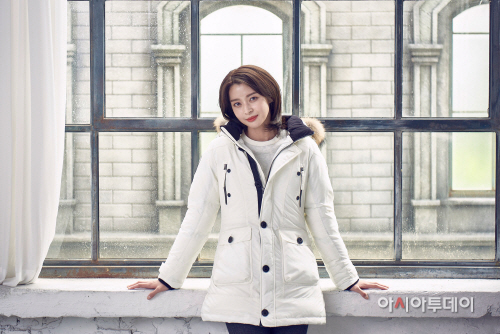 [아이더_사진자료] 여성용 코트형 롱다운패딩 모델컷 (1)